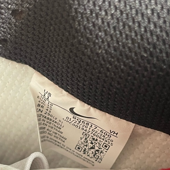 Nike Red and Black Athletic Shoes - Picture 9 of 10